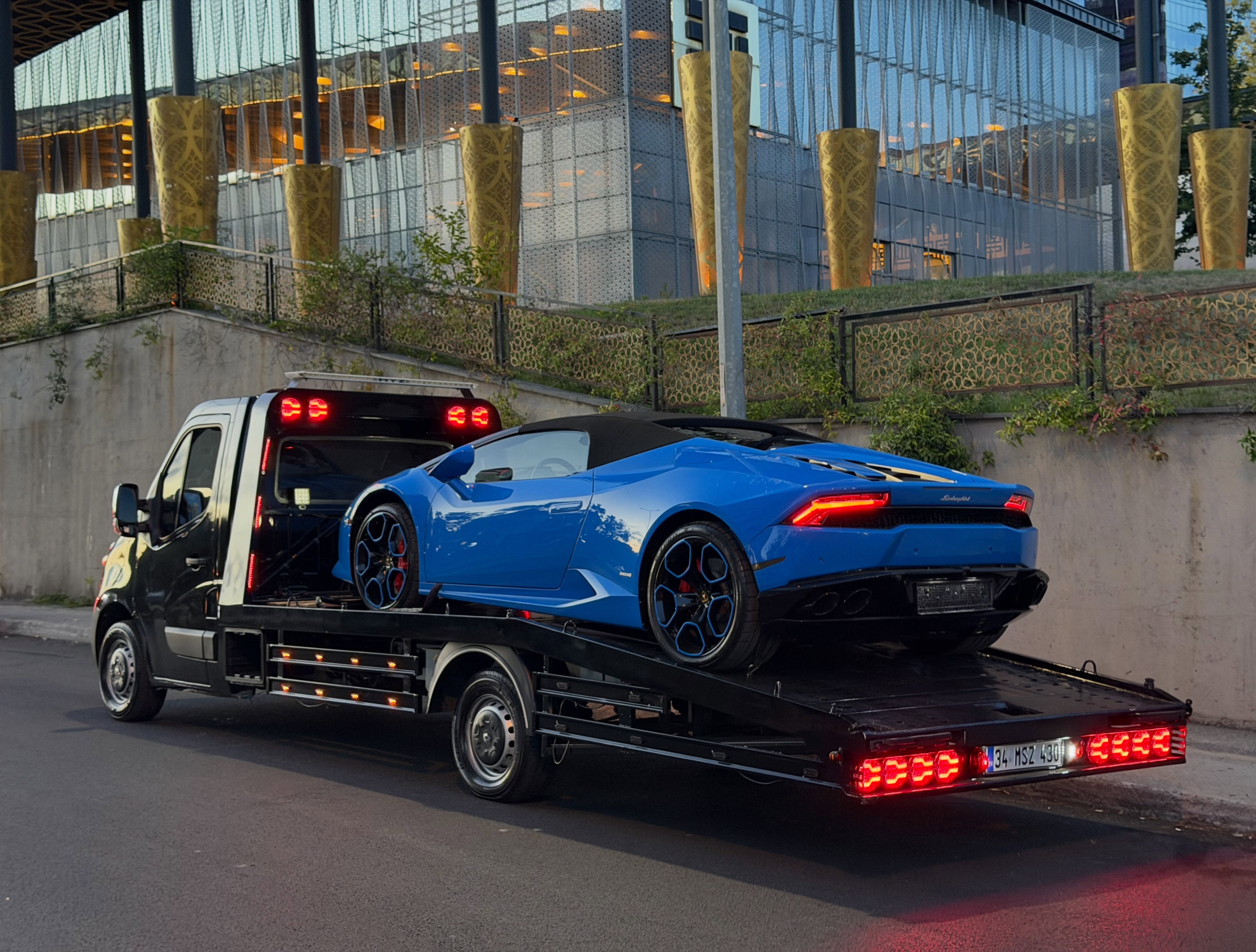 Sante Transport çekicisinde mavi Lamborghini